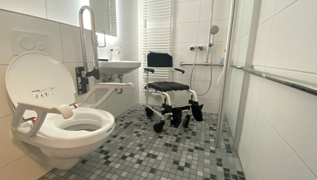 Das Foto zeigt ein barrierefrei eingerichtetes Bad in der Musterwohnung des Pflegestützpunktes Frankfurt (Oder).